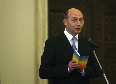 Băsescu anunță referendumul său cu o săptămână înainte de cel pentru Constituție